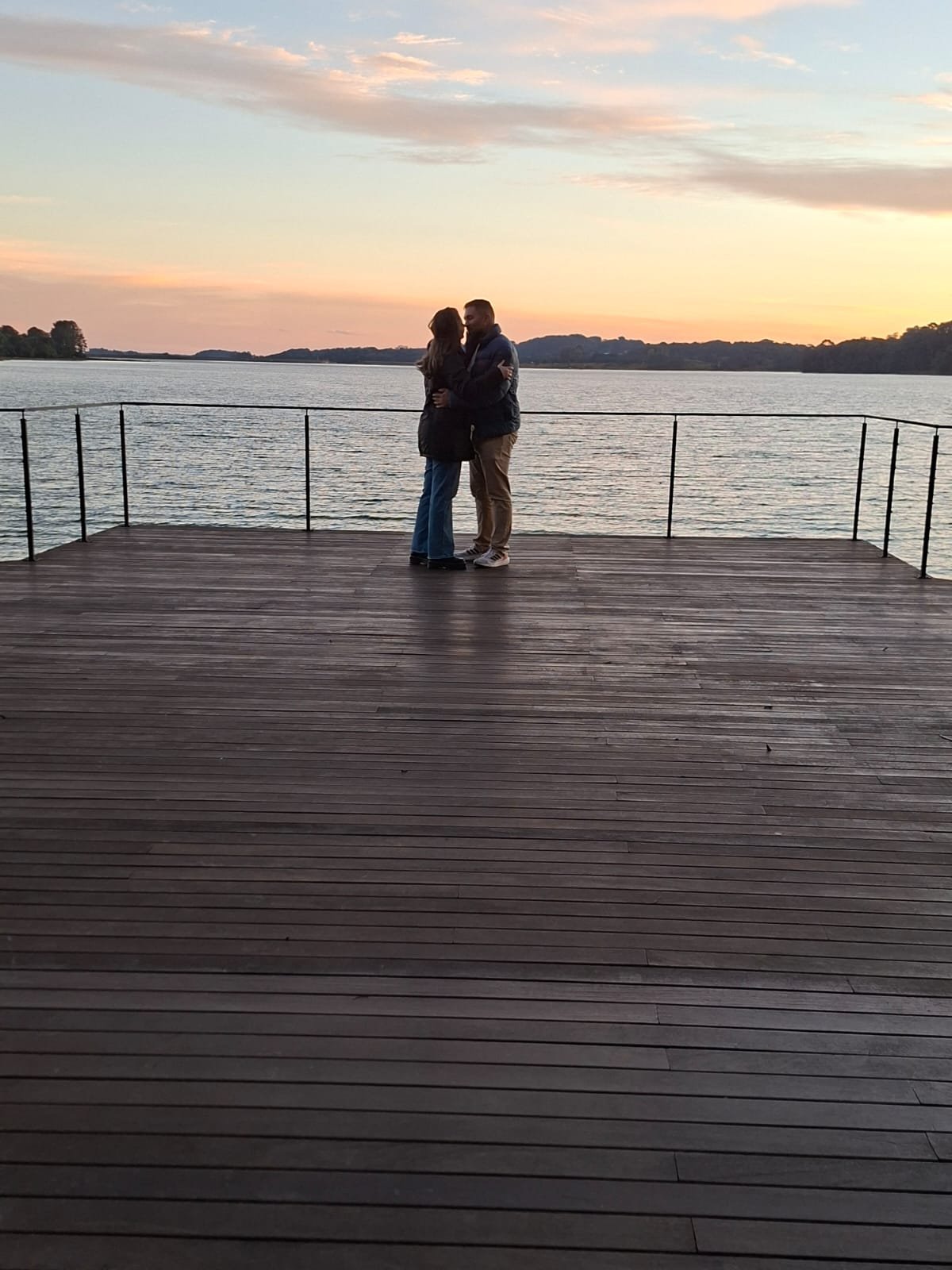 Yasmin e Jonathas ao pôr do sol à beira do lago
