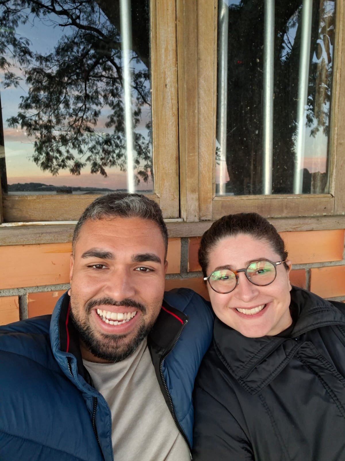 Selfie sorrindo do casal