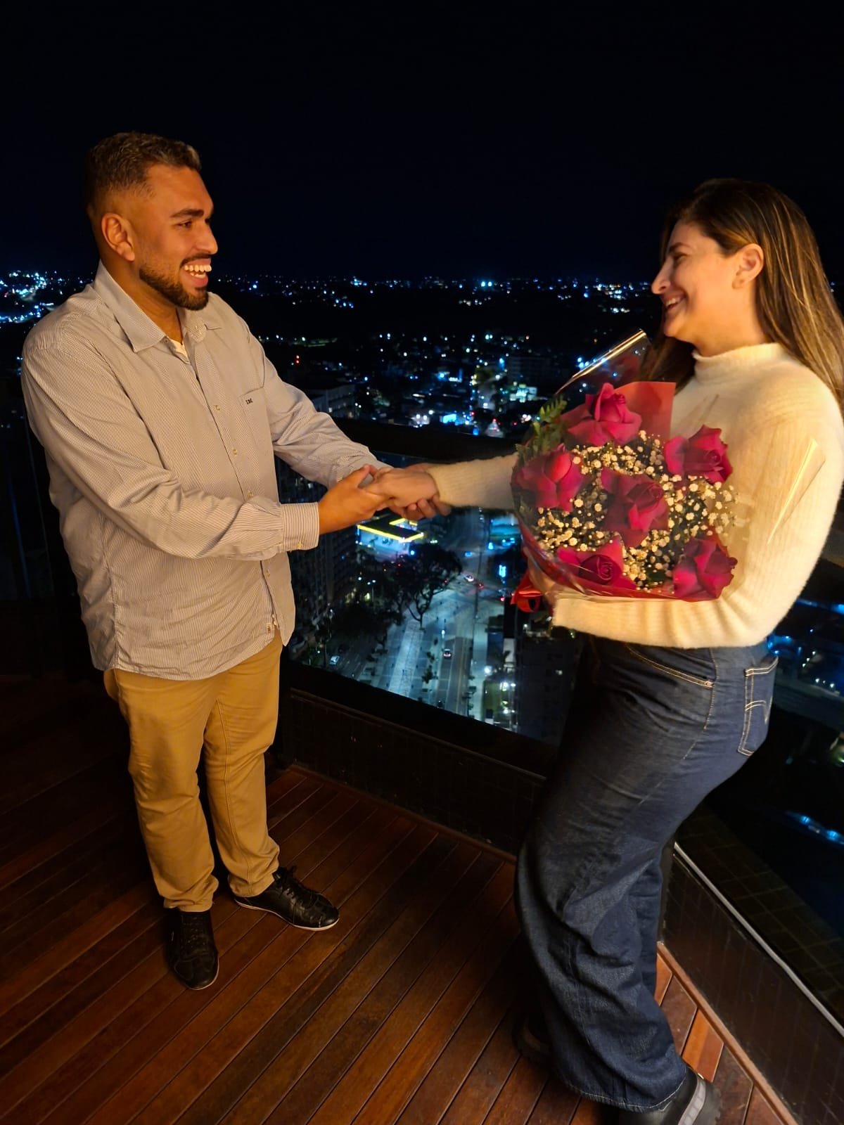 Momento especial do casal com buquê